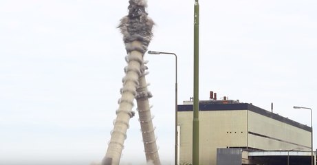 L'impressionnante démolition de deux immenses cheminées