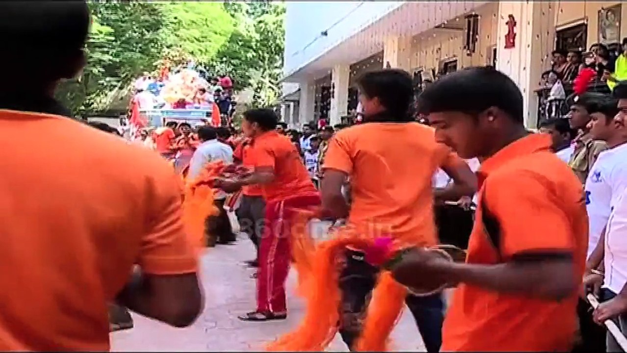 Kapoor Brothers Rishi, Randhir and Rajiv Kapoor Dancing Is Ganpati Visarjan