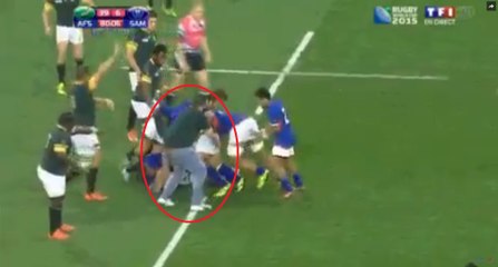 Un supporter sud-africain entre sur le terrain et plaque un samoan