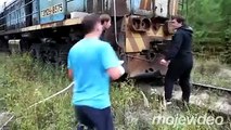 Un train sort une voiture embourbée dans un fossé