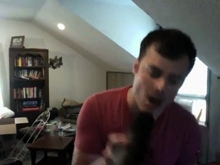 Il a la même voix que Freddie Mercury !