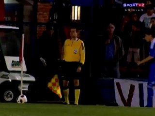 Un arbitre assommé par du papier toilette !