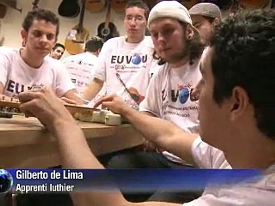 Des jeunes deviennent luthiers en réparant des guitares pour les favelas