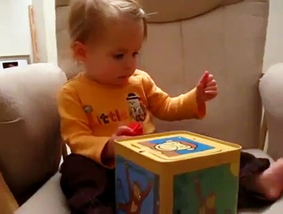 un singe terrifie un bébé