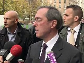 Charlie Hebdo détruit par un "attentat", l'islam intégriste montré du doigt