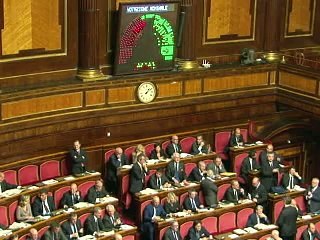 L'Italie rassure avec les mesures anti-crise, la Grèce a un gouvernement