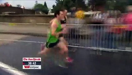 un spectateur se prend le poteau