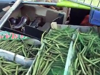 Au marché de Wazemmes, les invendus glanés et redistribués par une association