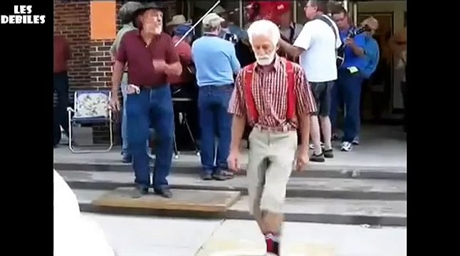 Papy danse sur de la techno