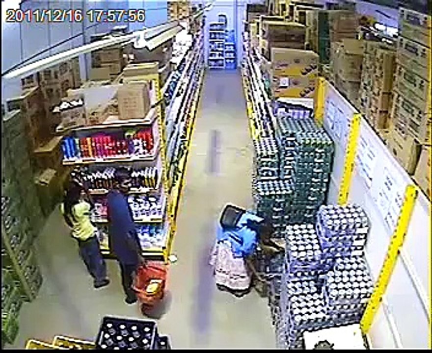 Comment voler un pack de bière avec une jupe