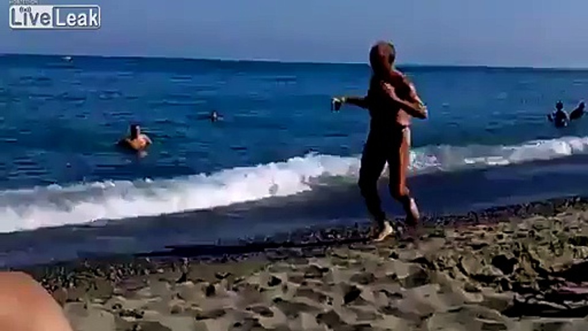 Un homme en string à la plage - Vidéo Dailymotion