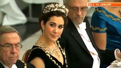 Le mari de la présidente de Finlande surpris en train de regarder le décolleté de la princesse du danoise