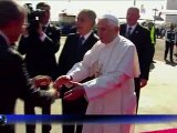 Benoît XVI survole une statue symbole du Mexique catholique avant une messe