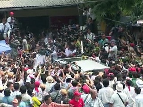 Birmanie: élue députée, Aung San Suu Kyi entre dans l'Histoire