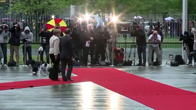 François Hollande est perdu sur le tapis rouge... mais Angela Markel est là pour le diriger !