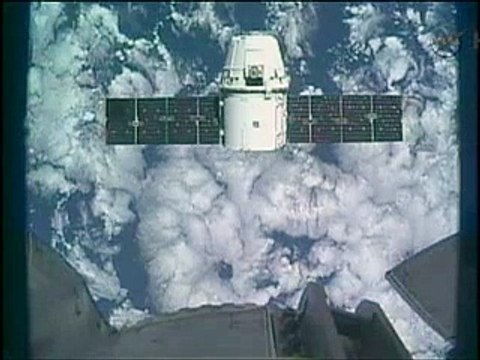 La capsule Dragon est amarrée à la Station Spatiale Internationale