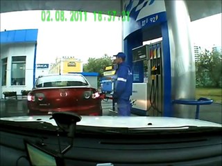 Les femmes tête en l'air à la station-essence