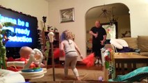 Hilarious dad dancing on Katy Perry song with his daughter!