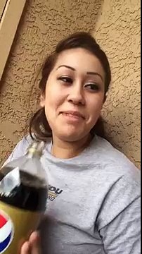 La réaction d'une fille qui boit du Pepsi pour la première fois...