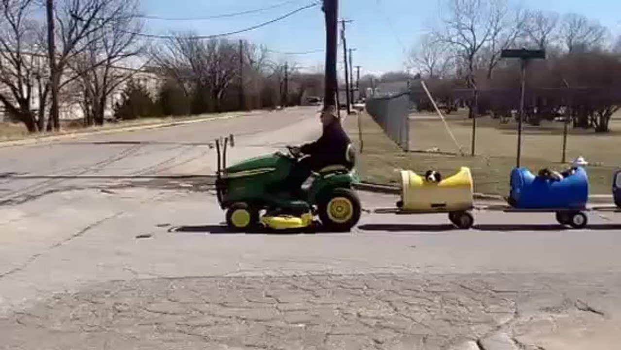 Un retraité crée un train pour chiens avec des barils en plastique
