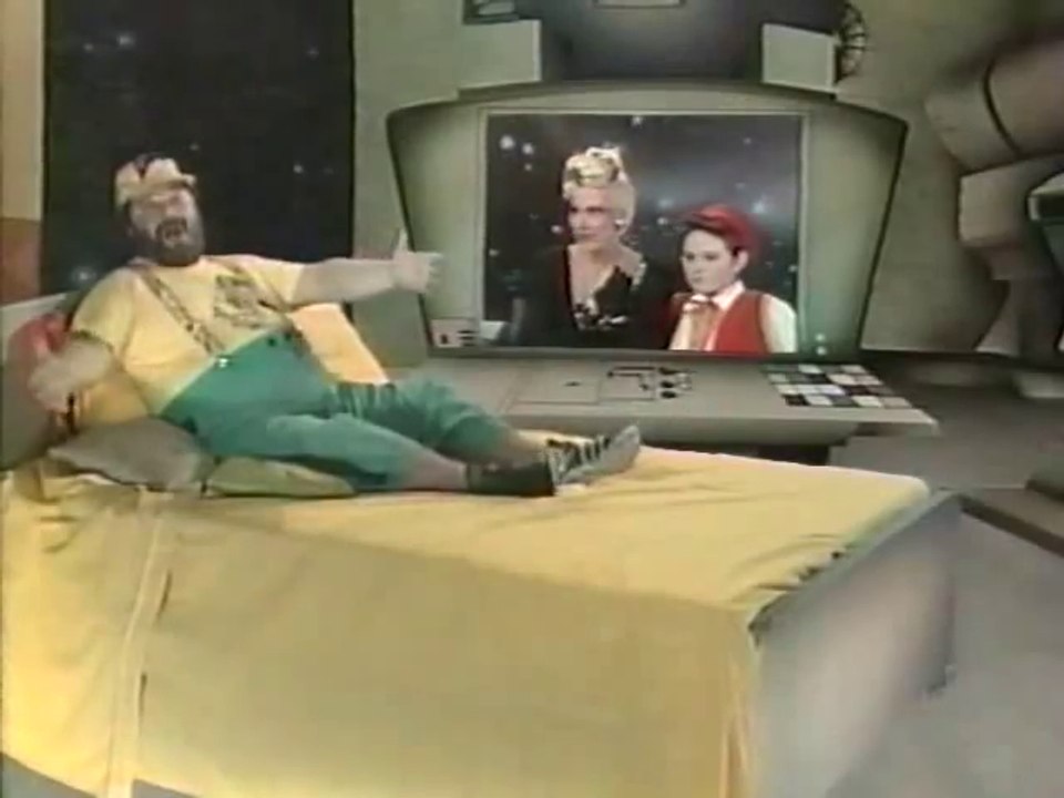 Carlos, Bernadette Lafont et  Sarah Mesguich - La sieste de Papa (générique de la série "La Divine Sieste de Papa")