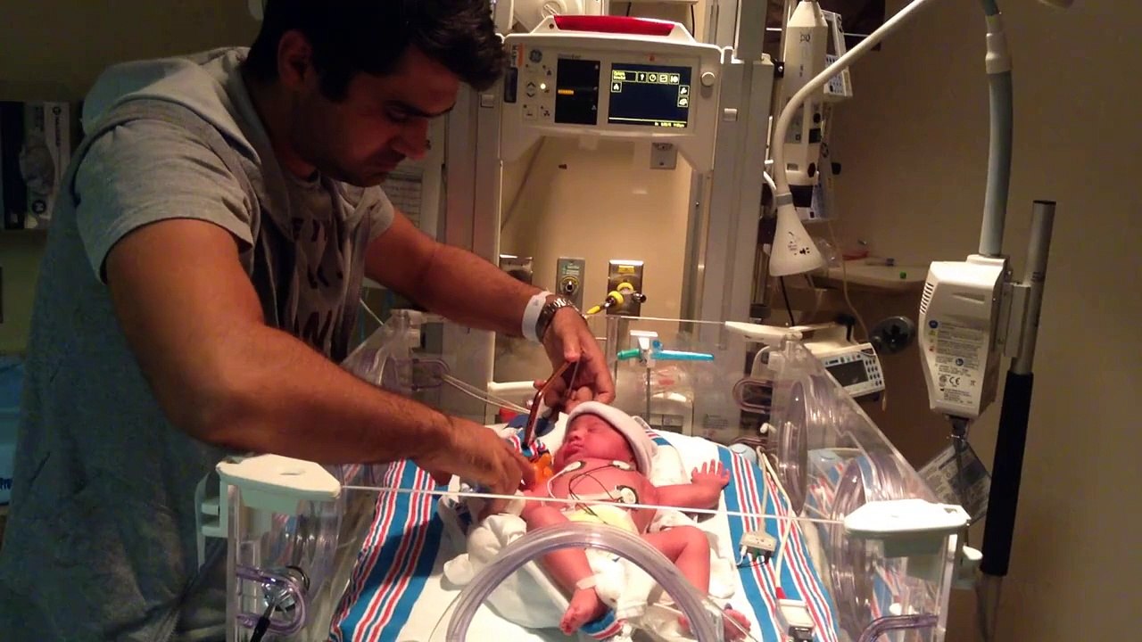 Maulana Tariq Jameel Sb Giving Azaan To Asad Bashir And Veena Malik's Second Baby Girl Amal Asad Khan From Makkah