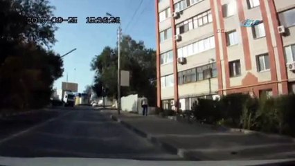 Kamyon binaya çarptı: Ortalık bembeyaz oldu