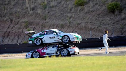 La 911 GT3 de Jules Gounon s’est retrouvée sur le toit de celle de Joffrey De Narda !