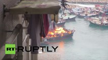 Neuf bateaux en feu dans le port de Hong Kong