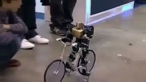 Le robot qui fait du vélo, sans petites roulettes...