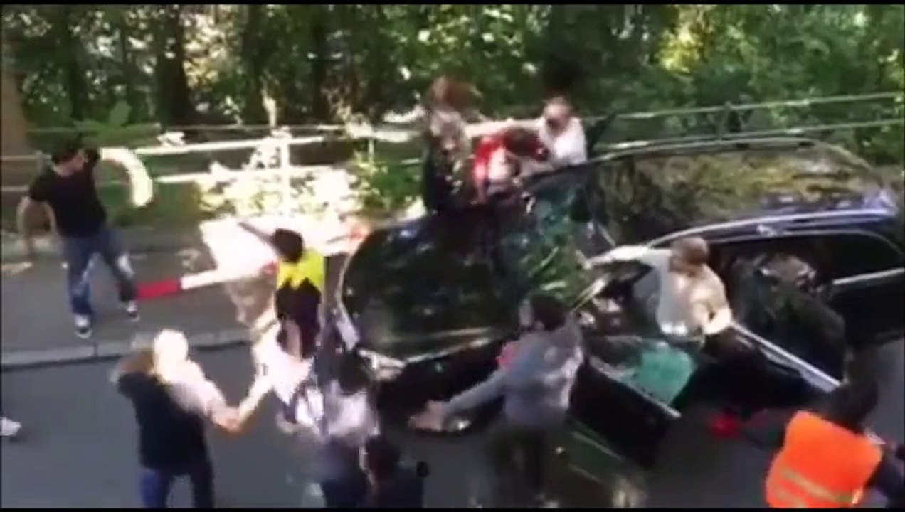 Bern'de kürtlerin üzerine araba süren ülkücü Türk, diye lanse edilen görüntü.