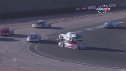 Incroyable accident en Carrera Cup : une Porsche finit sur le toit d’une autre