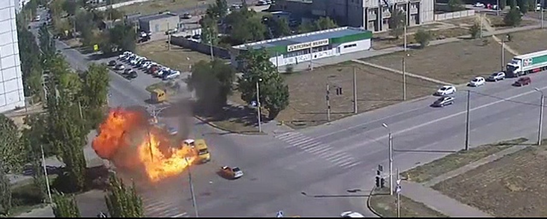 Spectacular explosion at a crossing between a truck and a taxi in Russia