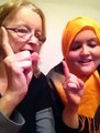ایک امریکن لڑکی اپنی والدہ کو کلمہ پڑھا کر مسلمان کرتے ھوئے