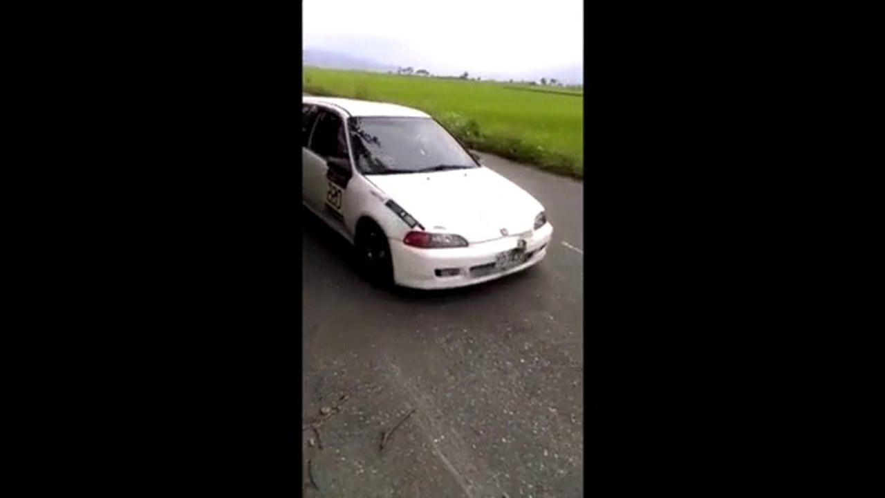 Une voiture de rallye rate un virage