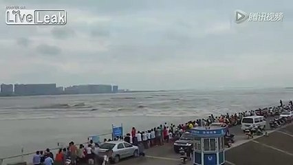 Огромная волна смела несколько машин и людей в Ханчжоу