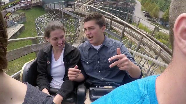 Demande en mariage sur des montagnes russes