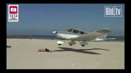 Vidéo: Un avion passe à deux doigts d'écraser un vacancier sur la plage