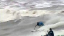 Chine : des surfeurs s'attaquent aux grandes marées spectaculaires de Hangzhou