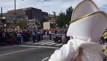 Le Pape embrasse un bébé Pape au Philadelphie