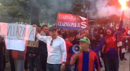 Tifozët e Vllaznisë në protestë, kërkojnë dorëheqjen e stafit drejtues: Ikni hajduta!- Ora News