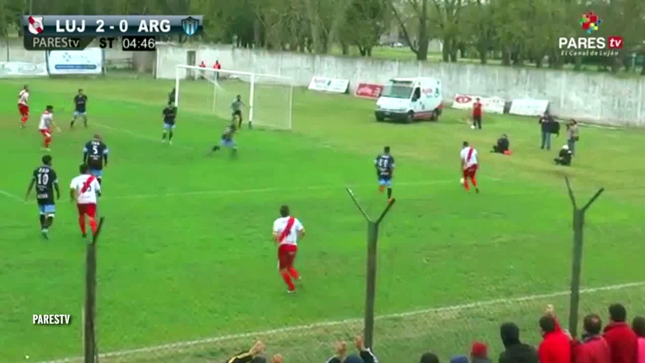 Аргентинский футболист отпраздновал гол, забравшись в карету скорой помощи