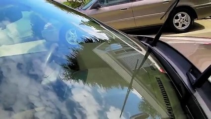 Ele esfrega palha de aço no pára-brisas… mas… UAU! Nunca imaginei!