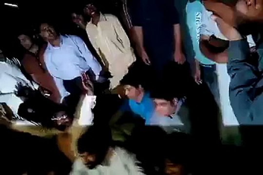 Pakistan Awami Tehreek workers clash with Punjab Police in Lahore, stryck on road