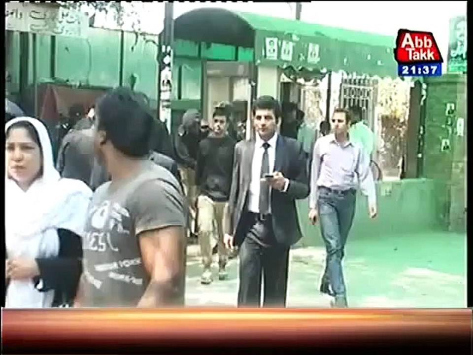 Zyadati ki shikar larki ki khudsauzi ki koshish.punjab police k samny.Lahore