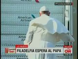 El tropezón del papa Fracisco al subir las escaleras del avión