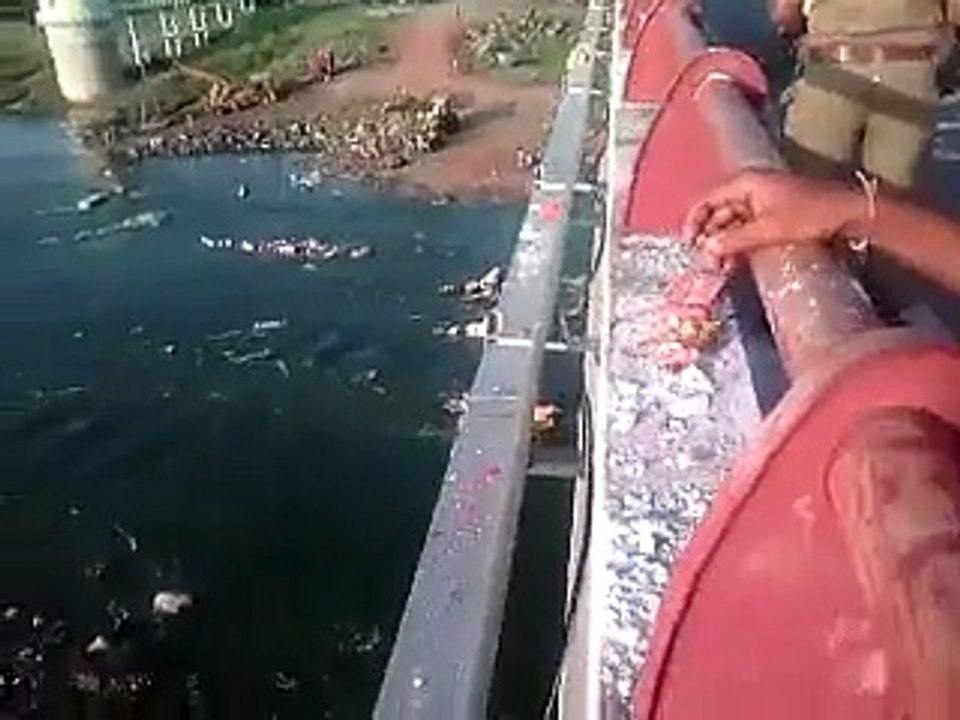 Shocking Video What Happened To Indian Bhagwan