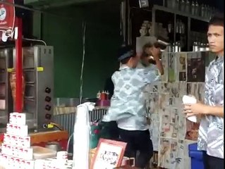 டீ மாஸ்டர் கையில் விளையாடும் கலை...