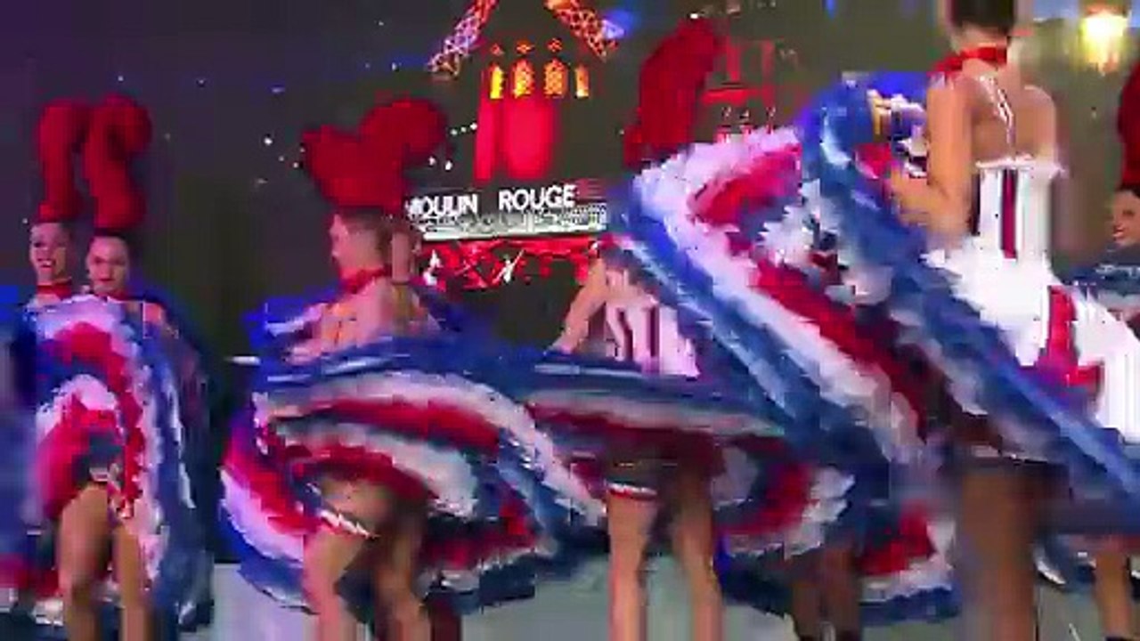 Moulin Rouge tanzt Cancan auf dem Times Square