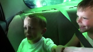 Drôle de gosse vidéo effrayant de lavage de voiture ride 